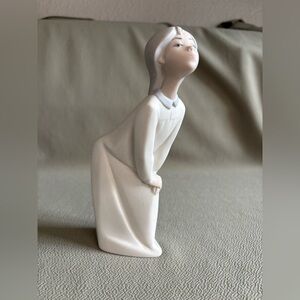 LLadro Girl Kissing #4873 Porcelain Figuring Unglazed Matte Finish EUC